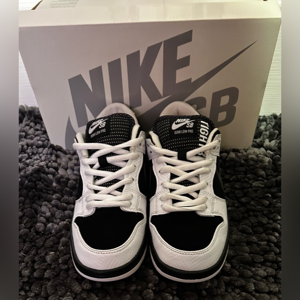Nike TightBooth SB Dunk Low Pro Black and White Sneakers/Skateboard Shoes Size 8 - Picture 1 of 16